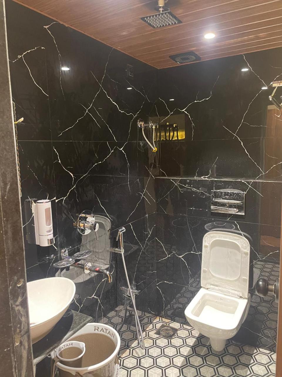 Hotel Sai Palace- Near Tata Memorial Hospital مومباي المظهر الخارجي الصورة